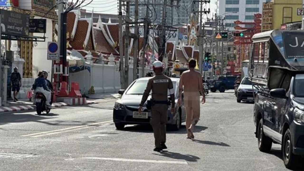 Foreign man walks naked on Pattaya road