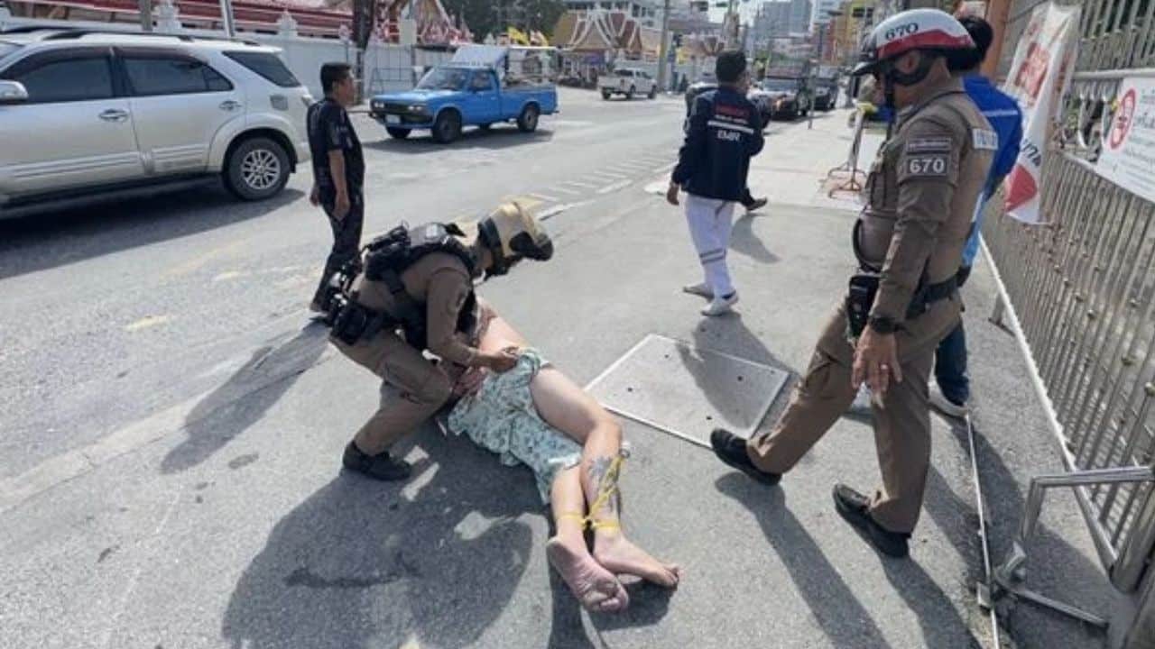 Naked foreigner sent to hospital after violent approch on motorists