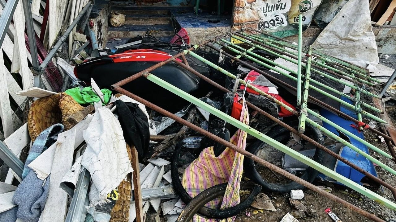 Nakhon Phanom police crashes pickup into boy
