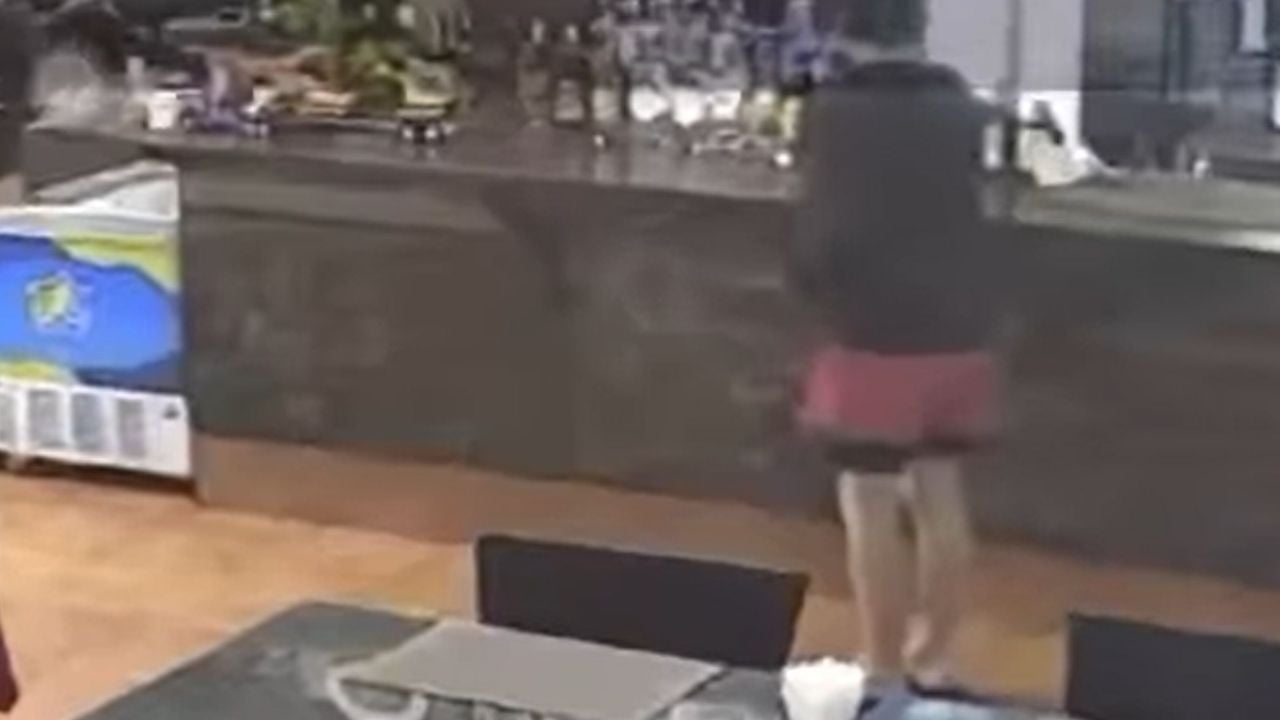 Foreign man caught on CCTV stealing liquor from Phuket restaurant | Thaiger