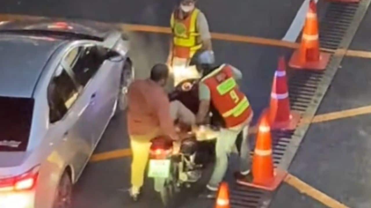 Foreign passenger fight Thai taxi rider