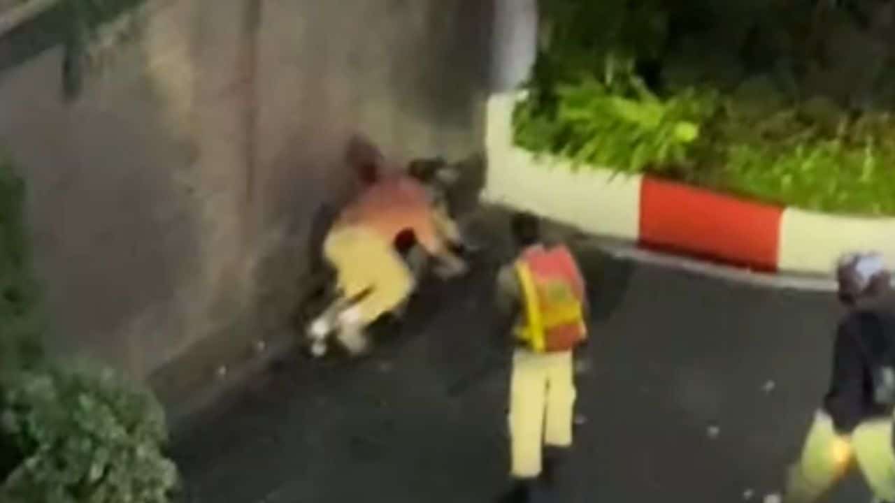 Fight outside Siam Paragon between taxi rider and passenger