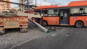 2 injuries reported after bus crashes into truck carrying concrete piles | Thaiger