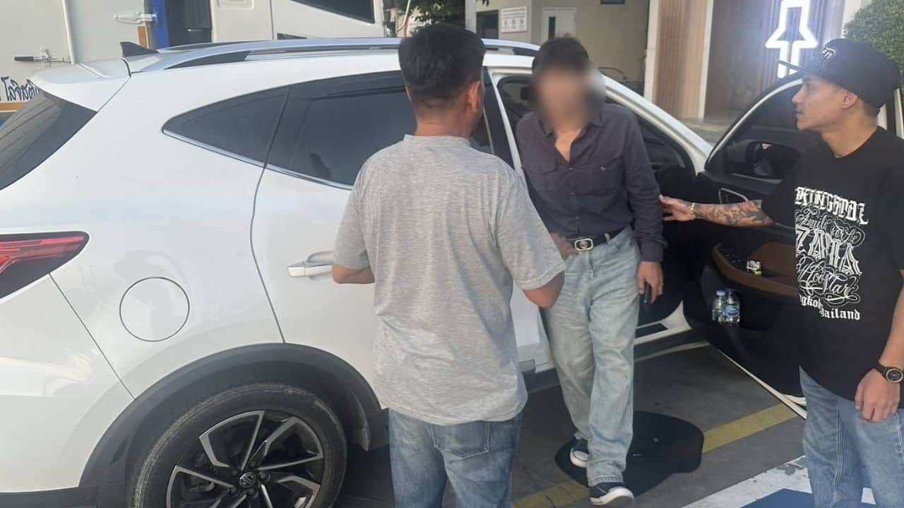 3 men pose as police and steal 46,000 baht from Chinese tourist in Bangkok | Thaiger