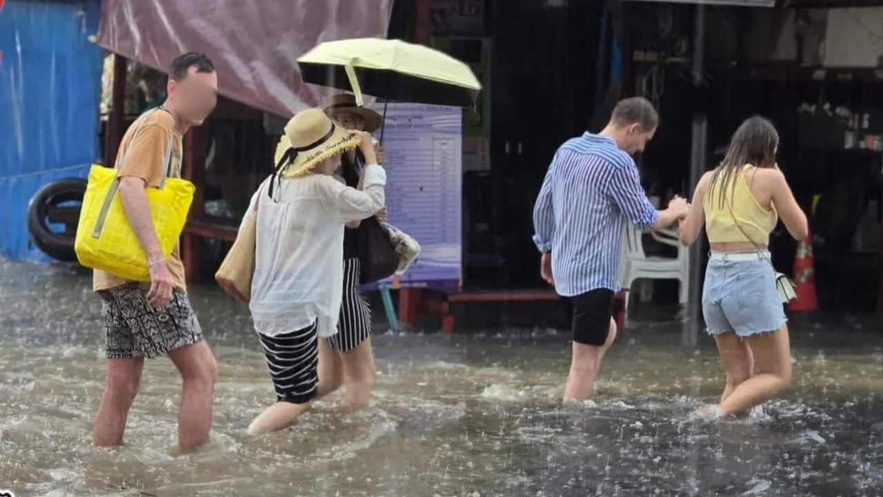 Foreigners evacuate flood Phuket