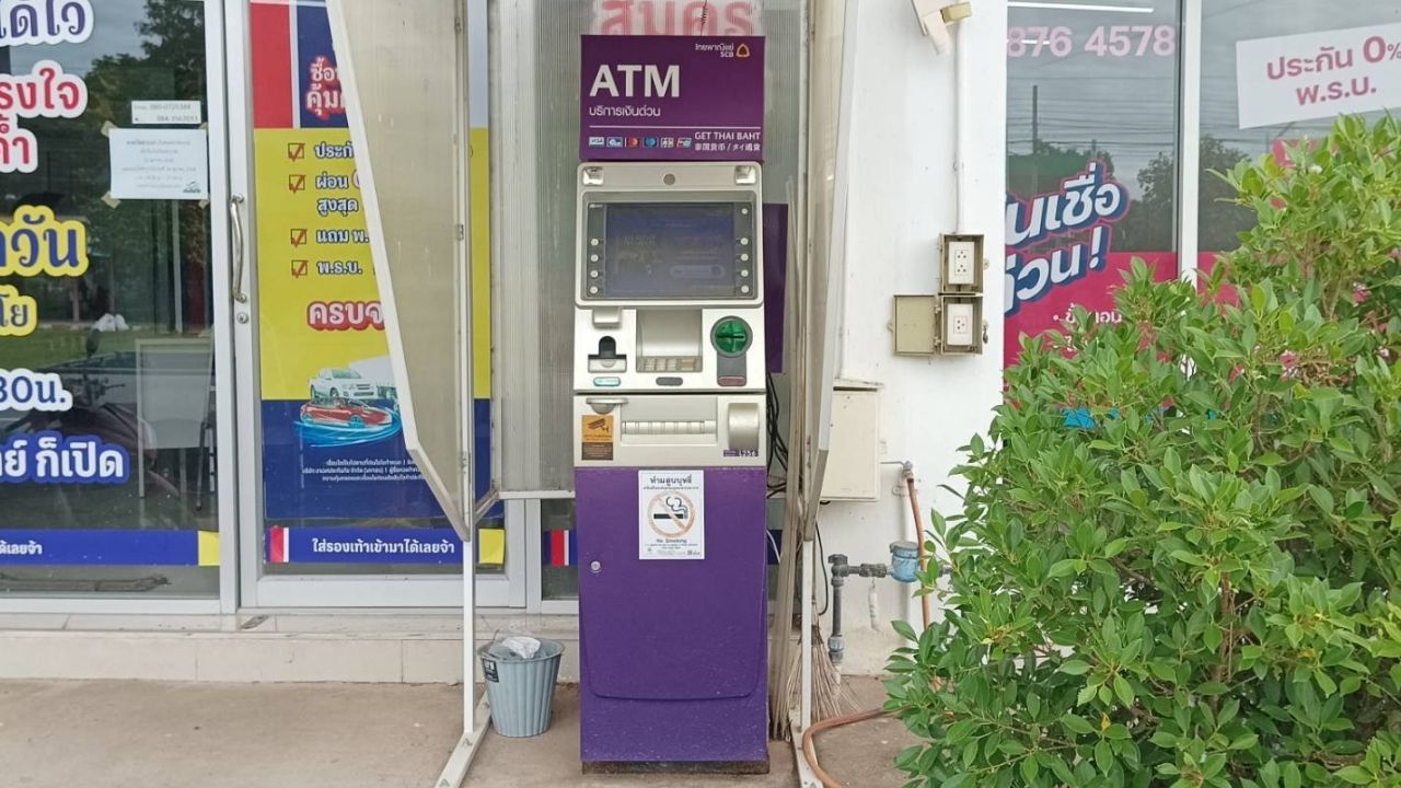 Polcie helps woman finding snake in ATM in Surin