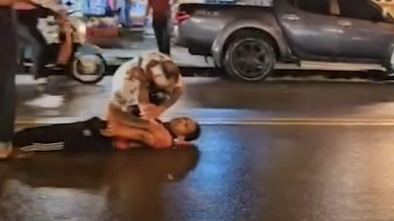 Canadian man helps injured Malaysian in Krabi