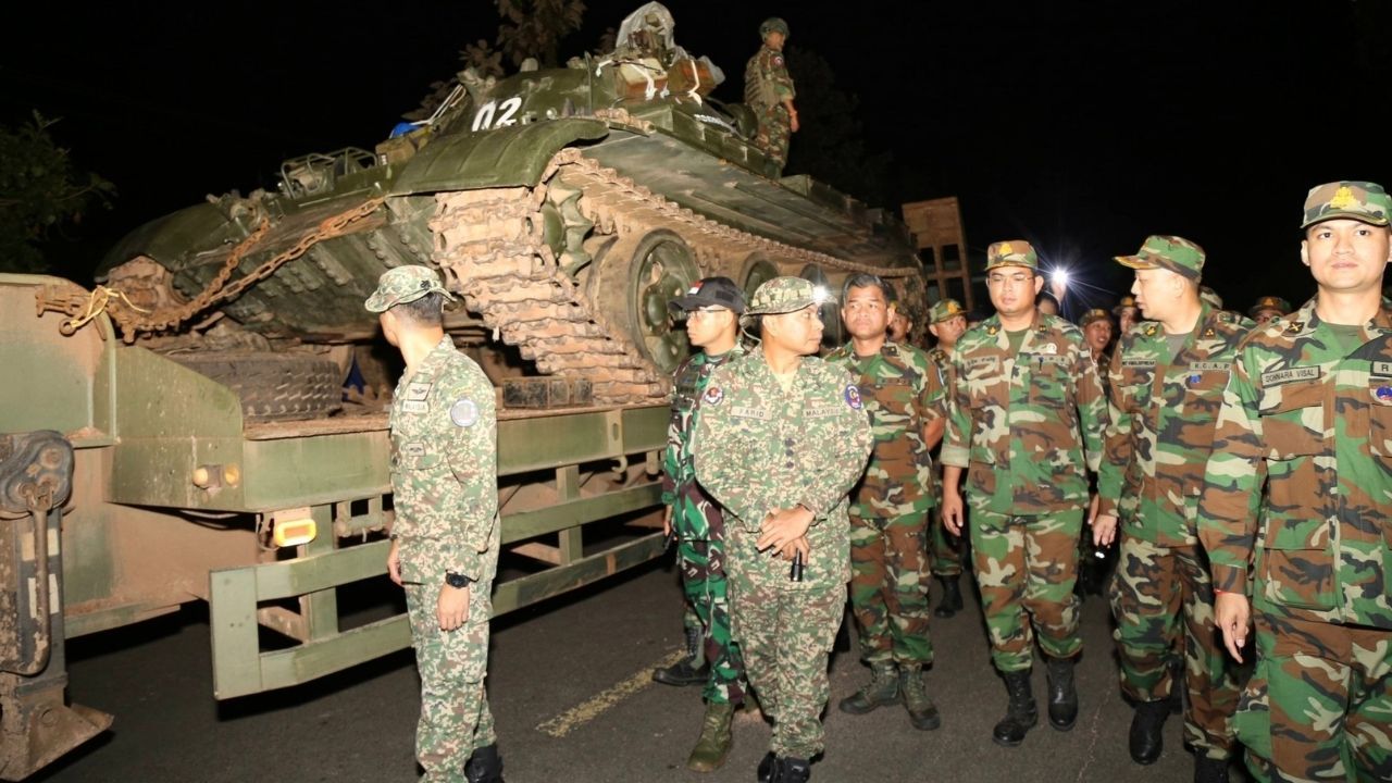 Cambodia moves out heavy weapons