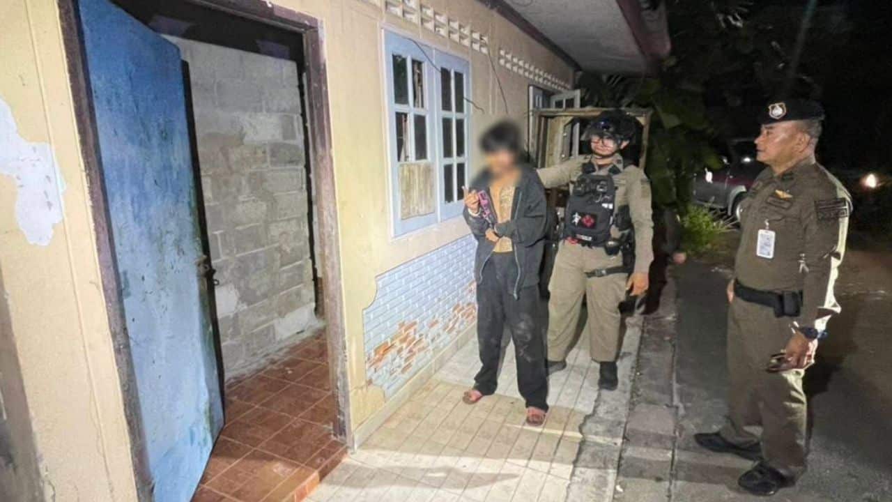 Thief pretend running out ooof fuel and steals vctim's motocycle