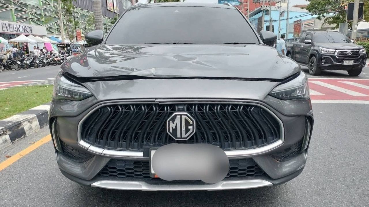 car hit students on zebra crossing in Chon Buri