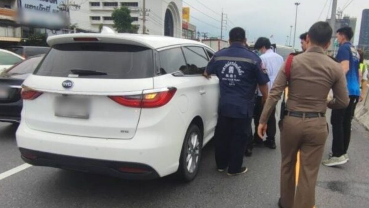 Thai driver suffers fatal heart attack while driving, friend prevents crash | Thaiger