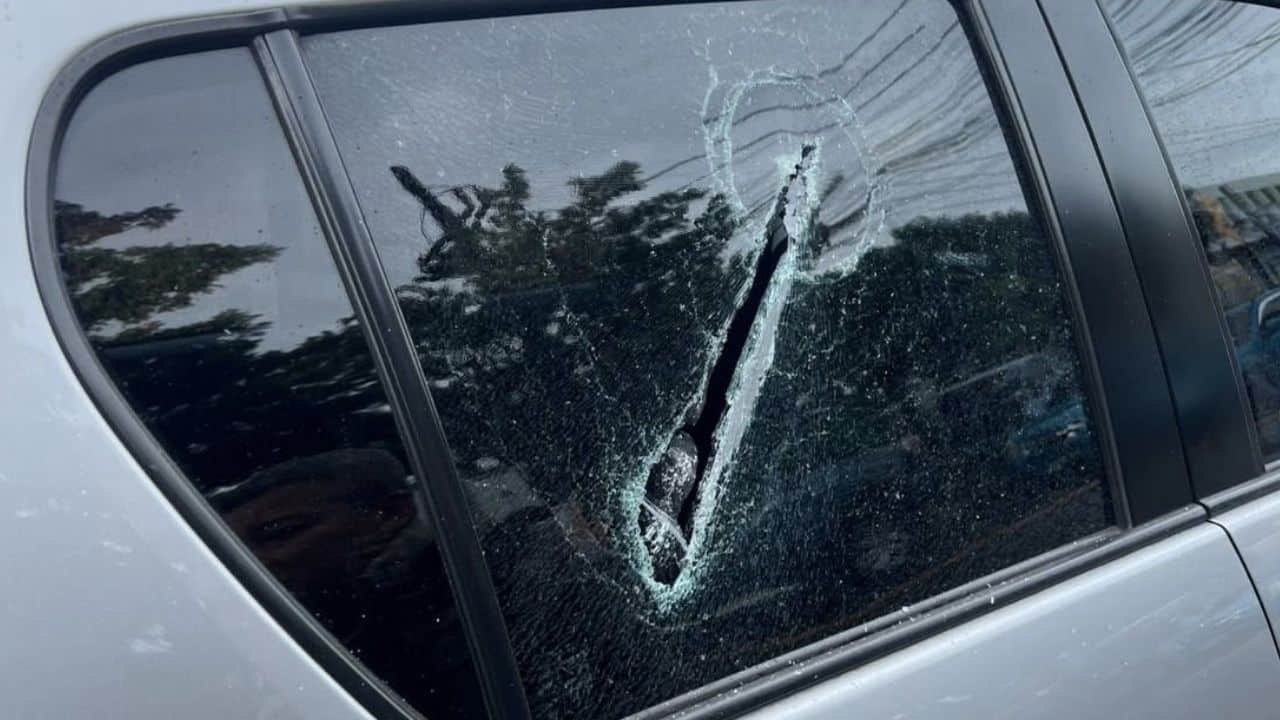 74 year old tuk tuk driver swings knife at official’s pickup in Phuket | News by Thaiger