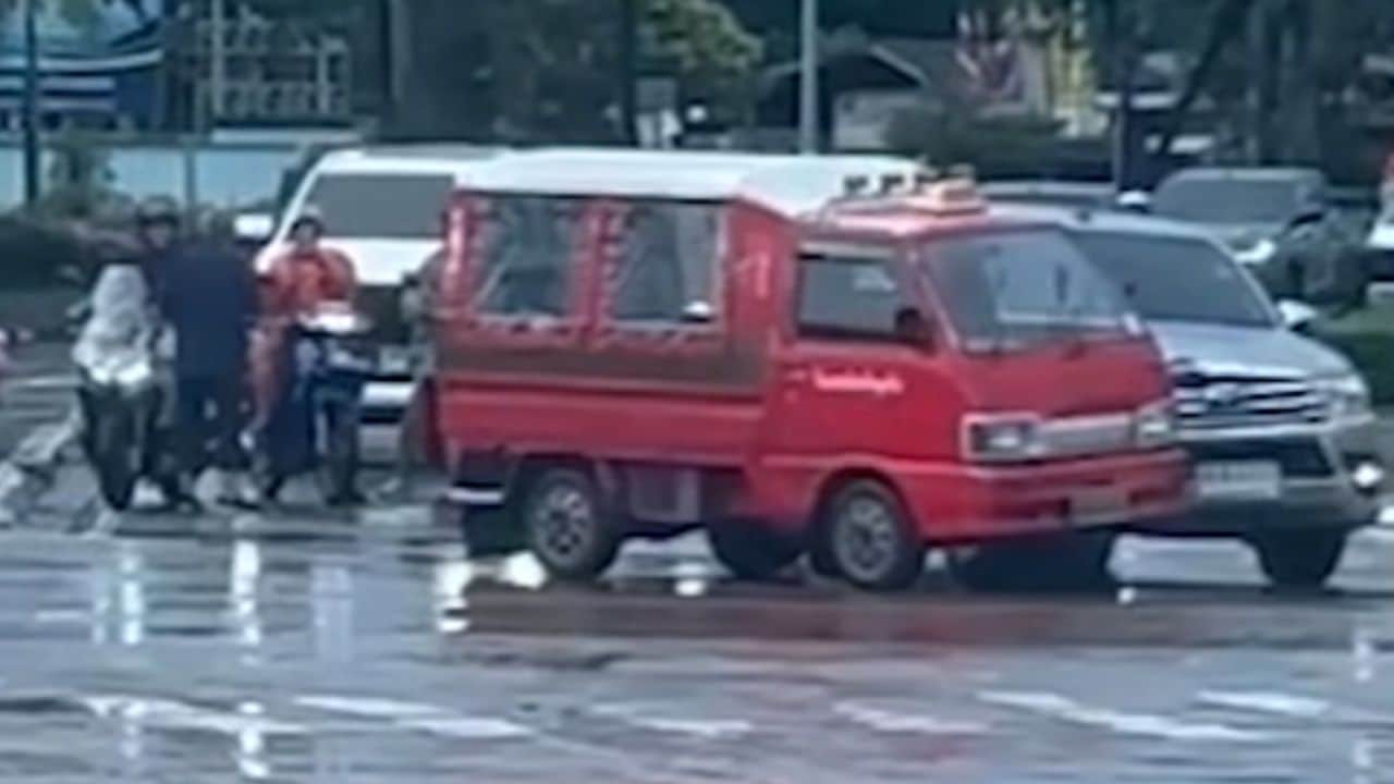 74 year old tuk tuk driver swings knife at official’s pickup in Phuket | News by Thaiger