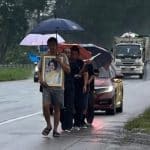 Family of 6 walks 600 kilometres to pay tribute to Queen Mother Sirikit | Thaiger
