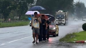 Family of 6 walks 600 kilometres to pay tribute to Queen Mother Sirikit | Thaiger