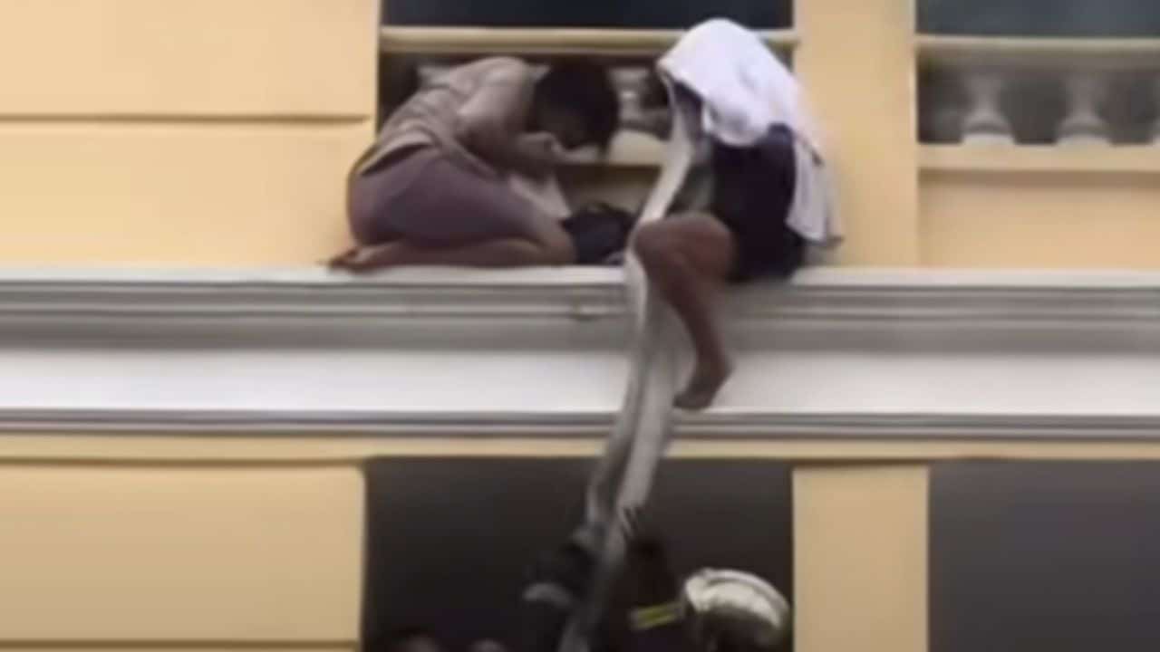 Thai man falls to his death in panic escape after Bangkok hotel fire | News by Thaiger