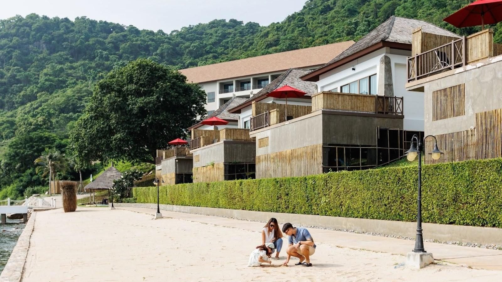 Family on the sand of Novotel Koh Si Chang