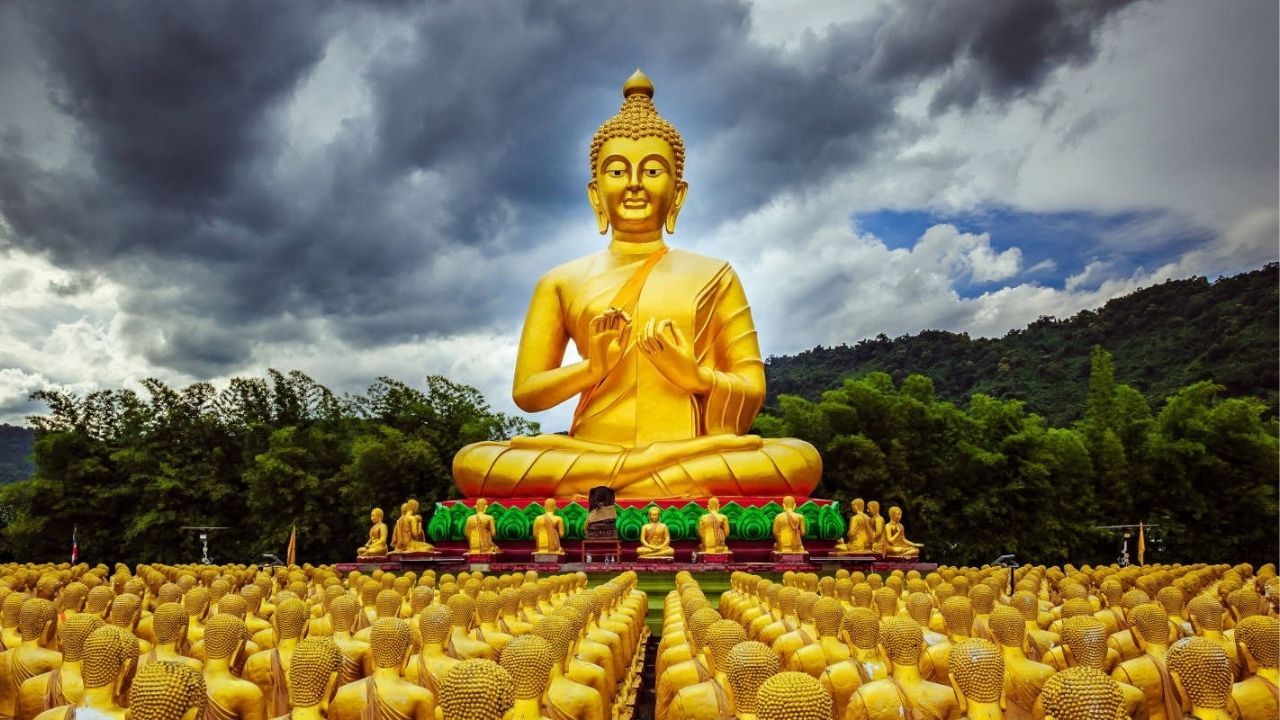 Statues representing Makha Bucha, where 1,250 enlightened disciples of the Buddha spontaneously gathered to hear him deliver his core teachings, known as the Ovada Patimokkha