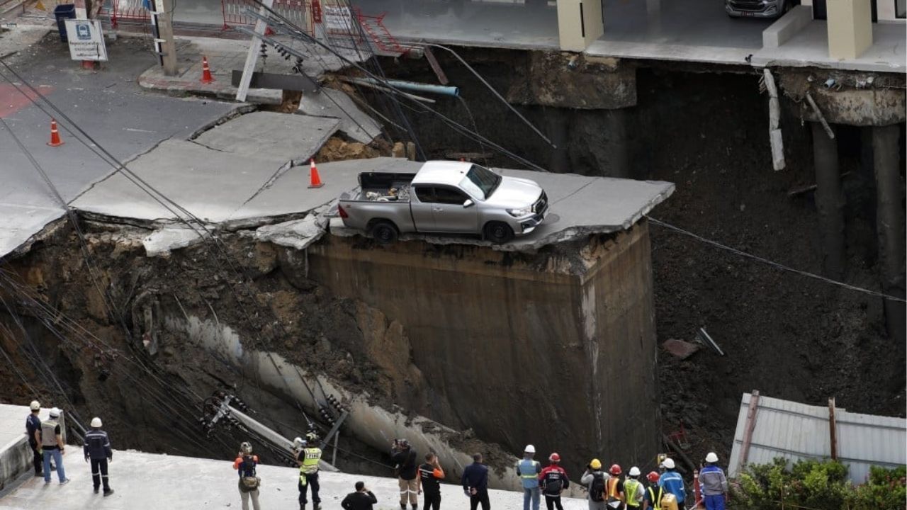 A view of the Bangkok sinkhole on Samsen Road | Photo taken from the South China Morning Post website