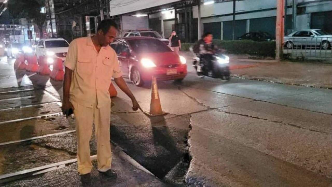A pothole in Samut Prakan that injureed a motorcycle driver last year in September | Photo taken from Bangkok Post