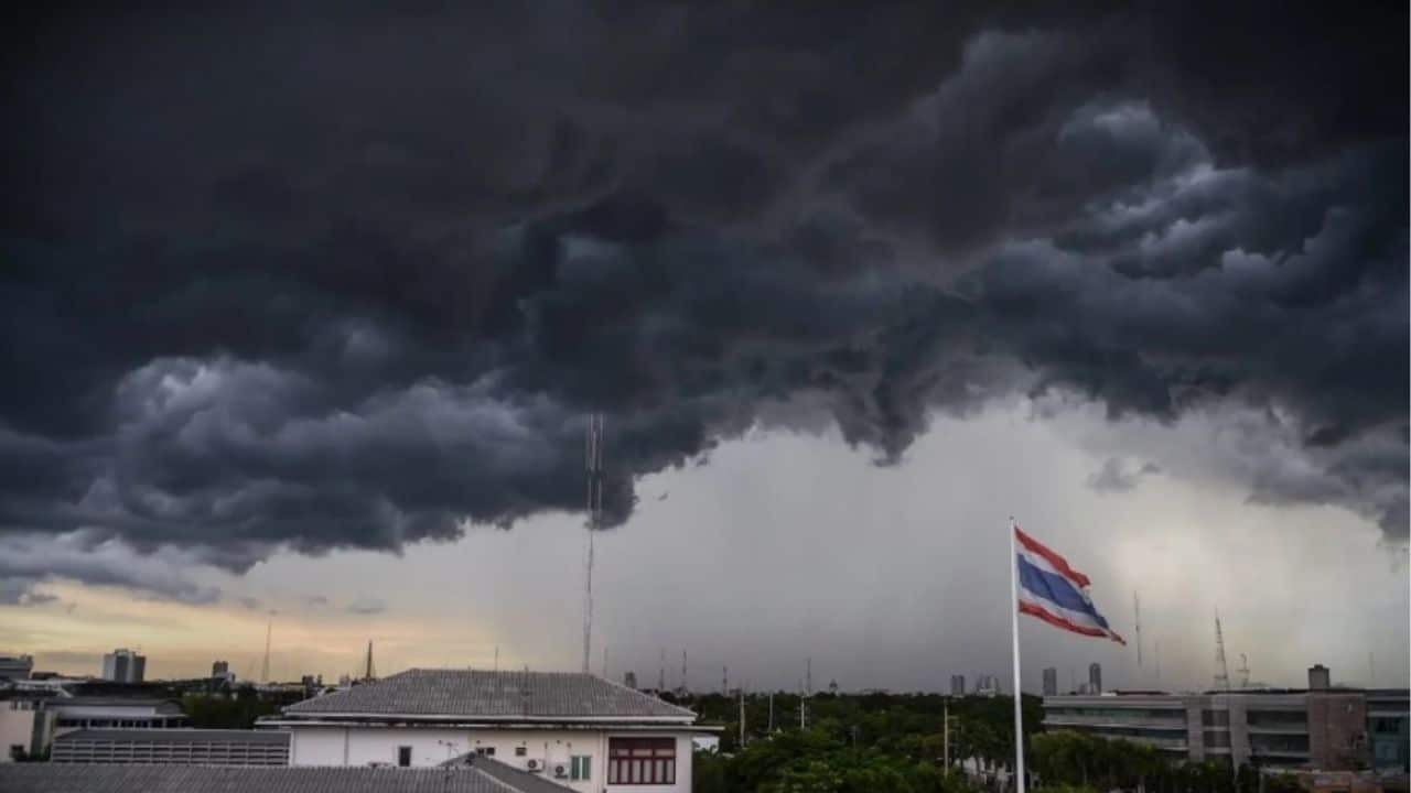 Storm batters southern Thailand as cooler north warms up | Thaiger