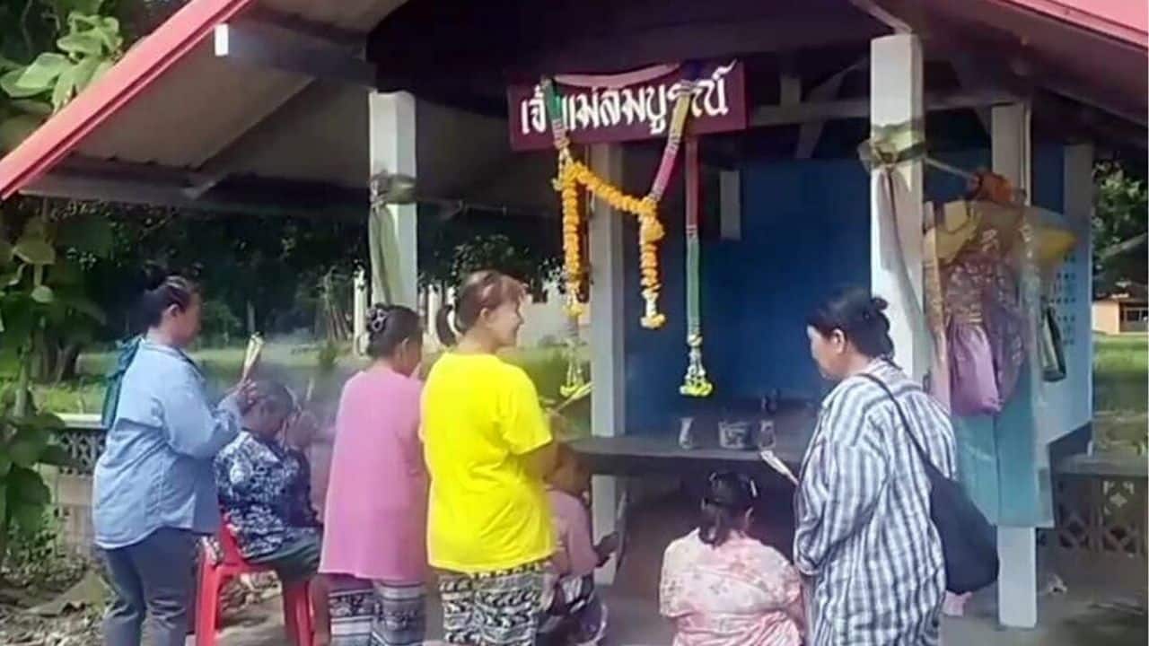 Lottery fever grips villagers at shrine in Uthai Thani | Thaiger