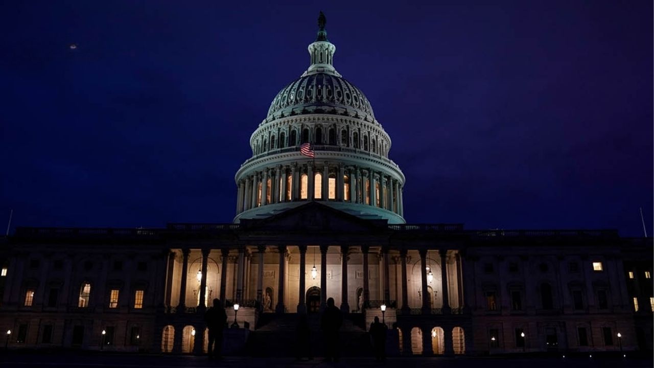 Бат держится стабильно, так как приостановка работы правительства США пугает глобальные рынки