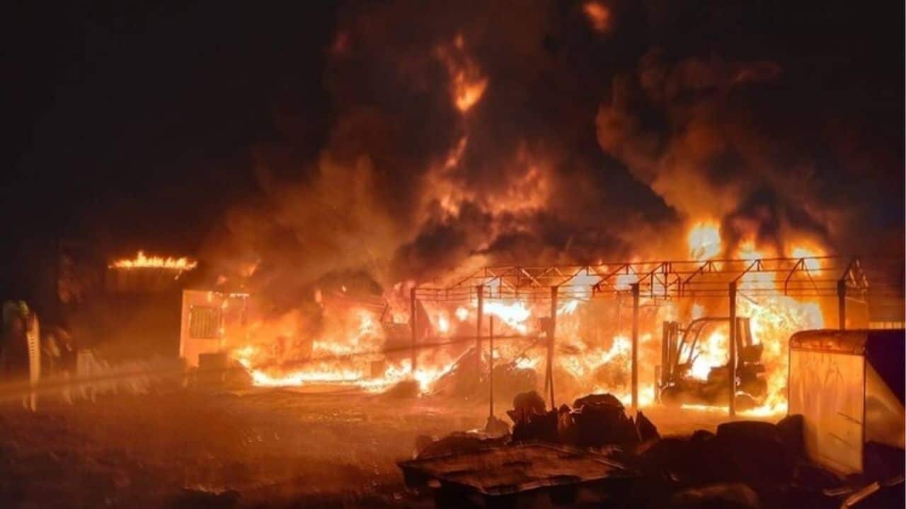 Bangkok plastic factory blaze forces workers to flee | Thaiger