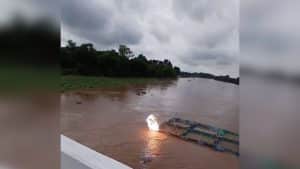 Man vanishes after fatal electric shock on Nan River bridge (video) | Thaiger