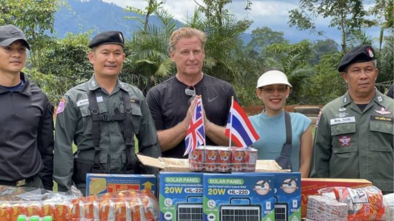 British actor flies in to boost morale at Trat border post | Thaiger