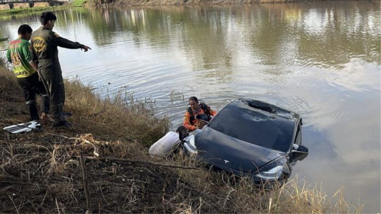 Driver dies as Tesla plunges into canal in Pathum Thani | Thaiger