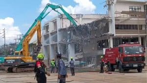 Samsen Police Station 70% torn down as sinkhole threat escalates (video) | Thaiger