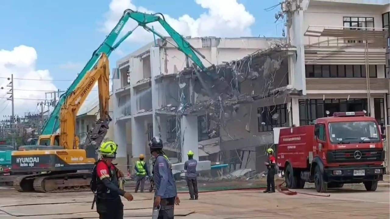 Samsen Police Station 70% torn down as sinkhole threat escalates (video) | Thaiger