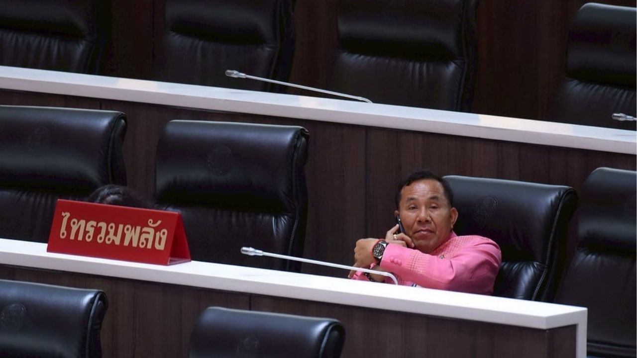 Thai MP blasted for wearing pink to mourning Parliament session | Thaiger