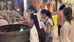 Lucky numbers draw crowds to Ayutthaya’s sacred basin | Thaiger