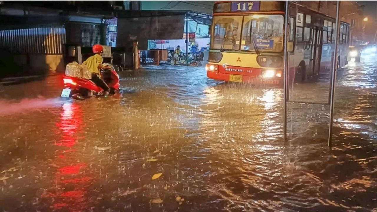 Thunderstorms loom as monsoon lashes central Thailand | Thaiger