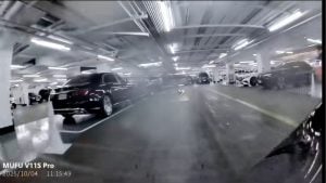 Bangkok shopper says staff ignored her after fall broke bone (video) | Thaiger