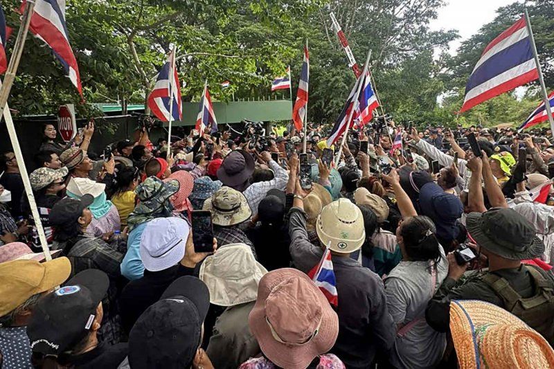 Anutin tells Cambodia: Pull out weapons, civilians first | News by Thaiger