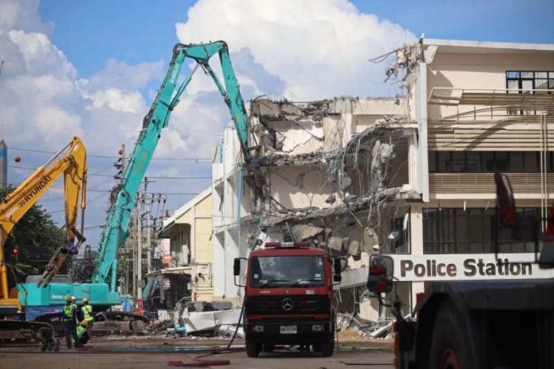 Samsen Police Station 70% torn down as sinkhole threat escalates (video) | News by Thaiger