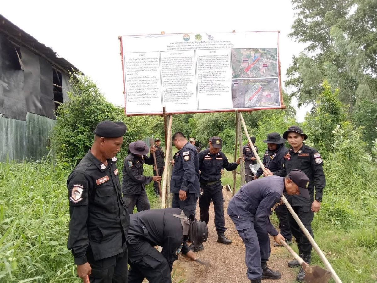 Cambodia must vacate Sa Kaeo border zone by Friday, says Anutin | News by Thaiger