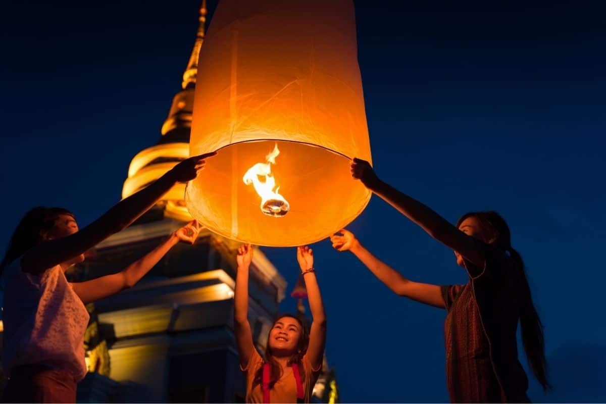Chiang Mai bans sky lanterns in six districts during Yi Peng festival | Thaiger