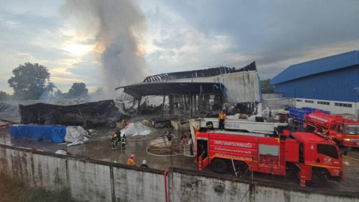 Fire broke out at plastic factory in Chon Buri, no injuries reported | News by Thaiger