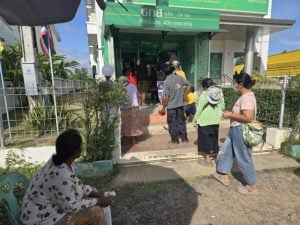 Thai-Cambodian border conflict victims receive financial aid | Thaiger