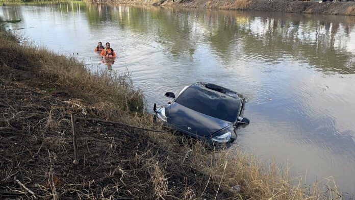 Driver dies as Tesla plunges into canal in Pathum Thani | News by Thaiger