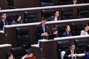 Pheu Thai challenges Bhumjaithai charter draft on public role | Thaiger