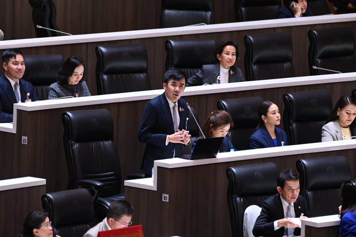 Pheu Thai challenges Bhumjaithai charter draft on public role | Thaiger