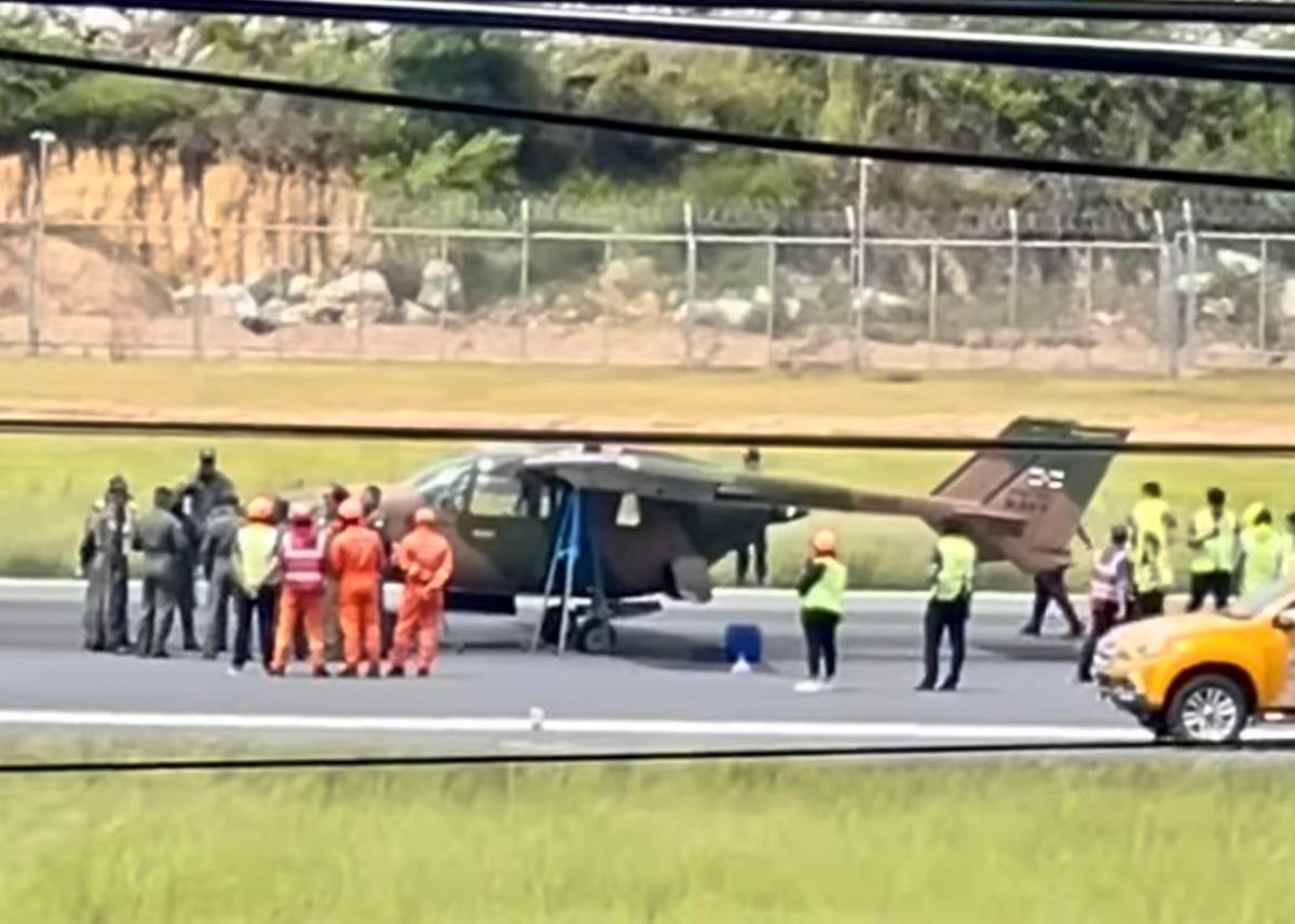 Navy aircraft blocks Phuket Airport runway after landing gear malfunction | News by Thaiger