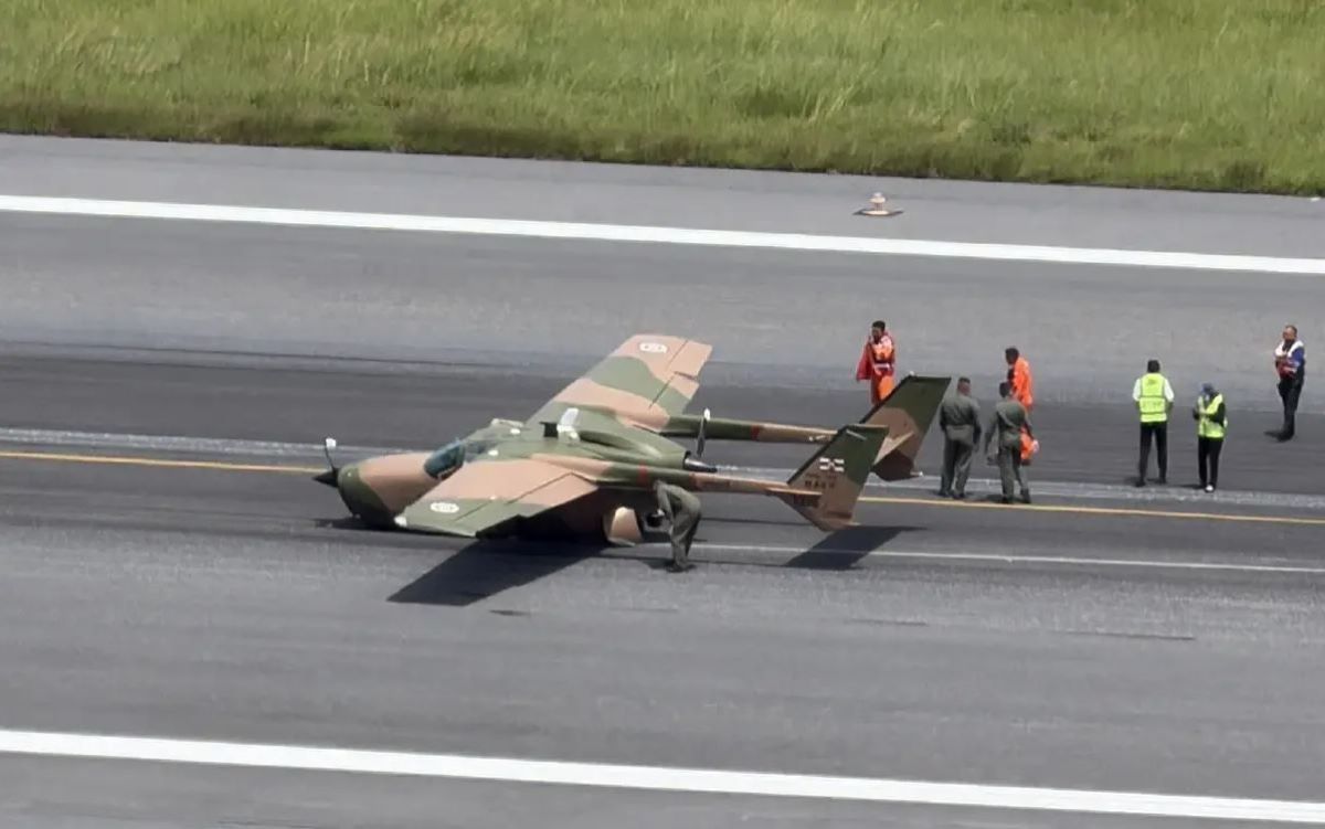 Navy aircraft blocks Phuket Airport runway after landing gear malfunction | Thaiger
