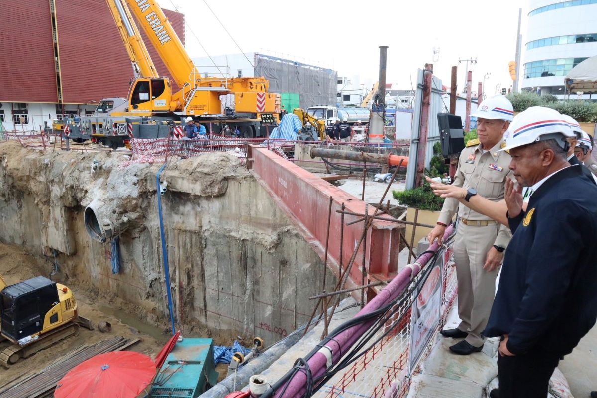 Samsen Road sinkhole repairs delayed as police station demolition begins | News by Thaiger