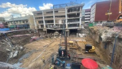 Samsen Road sinkhole repairs delayed as police station demolition begins | Thaiger